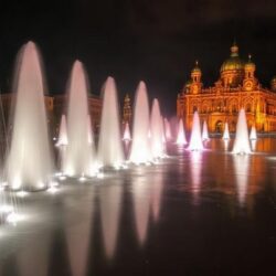 Осенний праздник фонтанов в Петербурге: когда вода, свет и музыка собирают толпы у дворцов